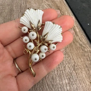 Broche doble flor vidrio leche Crown Trifari Philippe Beau Belles 1953 Trifari - Imagen 1 de 5