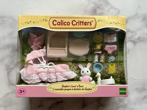 Calico Critters Sophie’s Love ‘N Care Set With Sophie Snow Rabbit Critter CC2537 - Imagen 1 de 5
