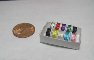 Miniatur Puppenhaus Tablett mit Faden - Borten 10 Rollen im Tablett - Bild 1 von 2