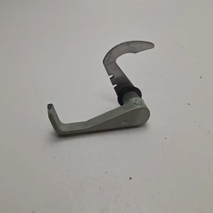 Suzuki DT40 Outboard Motor Cowling Hood Latch Lever Hook OEM 61633-93930-0ED - Bild 1 von 6