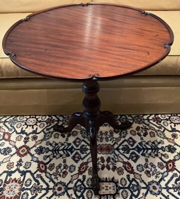 Mesa de pedestal redonda de caoba con borde festoneado corteza de pastel c1930 Foto 1 de 4