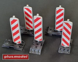 Plus Model 1/35 Directional Boards (5 pedestals, 5 boards) - Picture 1 of 1
