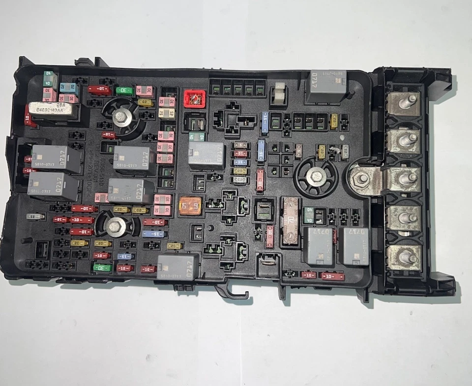 2015-2016 Chrysler 200 Fuse Box Relay Control 68209781AD - Image 1 of 2
