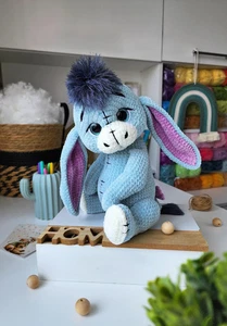 Handgefertigter gehäkelter Esel Plüschtier - Amigurumi Eeyore inspiriert Stofftier - Bild 1 von 6