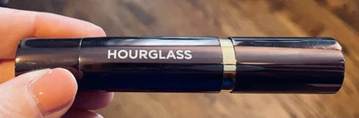 Lápiz labial Hourglass Girl Lip Stylo - Innovador (rojo neutro) Foto 1 de 2