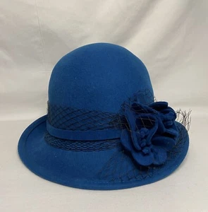 Wollmütze Cloche blau Einheitsgröße mit Blumen und schwarzem Netz neu - Bild 1 von 7