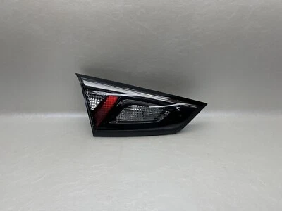 Luz trasera interior trasera izquierda Toyota Yaris IA 2016 2017 2018 fabricante de equipos originales Foto 1 de 4