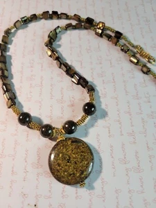 Schöne Perlenkette mit Anhänger braun und goldfarben 20 cm mit S Verschluss - Bild 1 von 5