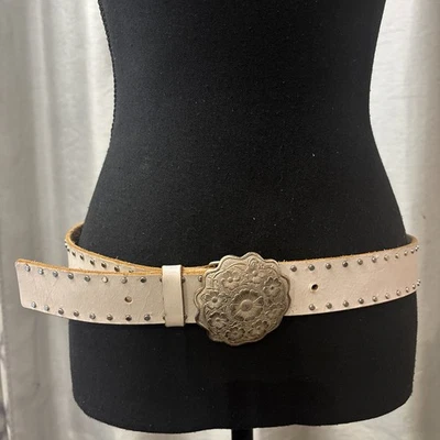 Cinturón de cuero blanco con hebilla floral plateada EXPRESS Southwestern Core para mujer talla L Foto 1 de 4