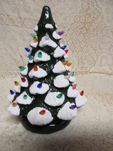 VINTAGE 12" KERAMIK GEFORMTER BEFLOCKTER WEIHNACHTSBAUM mit SOCKEL MIT TROPFEN KUNSTSTOFFHERINGE - Bild 1 von 4