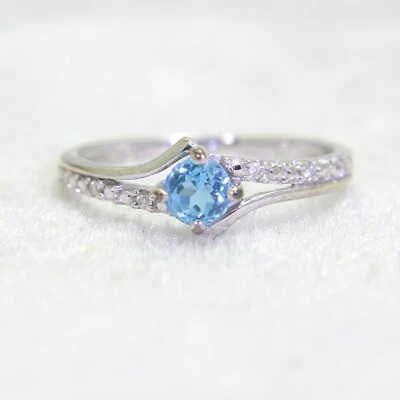 Anillo de oro blanco de 9 quilates con topacio y diamantes talla i ~ 4 1/2 Foto 1 de 4