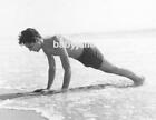 031 SAL MINEO BARECHESTED IN SHORTS BAREFOOT DOES PUSH UPS AT THE BEACH PHOTO