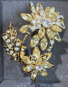 Nolan Miller The Floral Fantasy Series Violet Boutonniere Pin - Picture 1 of 9