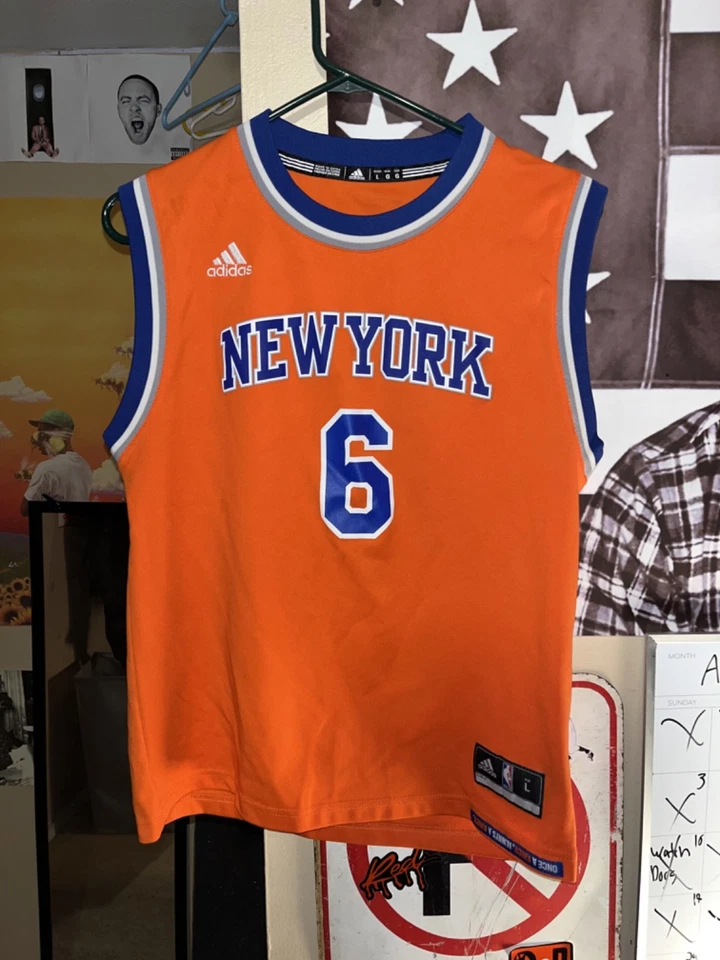 Camiseta deportiva de baloncesto Adidas naranja juvenil grande Kristaps Porzingis New York Knicks Foto 1 de 4