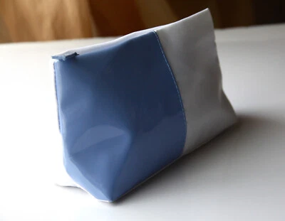 NUEVO BOLSO COSMÉTICO CLARINS BLANCO/AZUL TAMAÑO APX = 9" X 4" X 2" Foto 1 de 2