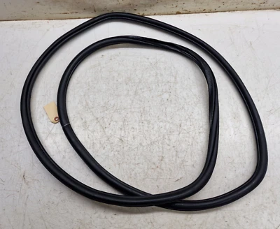 Оригинальная уплотнительная полоска для левой задней двери кузова Volkswagen Tiguan 2018-2024 годов выпуска - Изображение 1 из 4