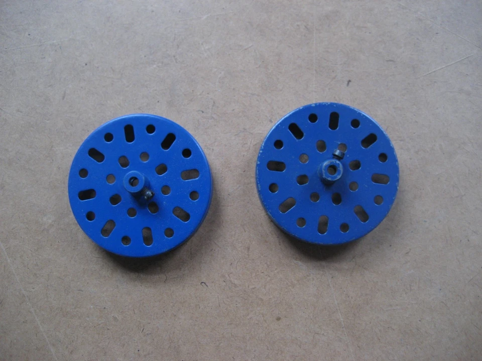 Märklin Metallbaukasten,Ersatzteile, 2 Runde Patten, Räder - Bild 1 von 1