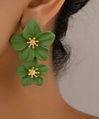 Aretes flor verde oliva no me olvides dos flores boda graduación novia Foto 1 de 4