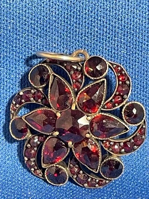 " ANTIQUE GARNET PENDANT STAR FLOWER DESIGN" SET IN OLD GOLD - Image 1 of 2