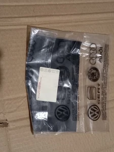 SEAT IBIZA CORDOBA VW POLO ADESIVO DECALCOMANIA SOTTO TARGA NUOVO OE 1M0854811 - Picture 1 of 2