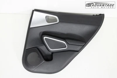 KIA SOUL 2020-2022 Cubierta de moldura de panel de puerta lateral trasera derecha negra 83302-K0010 OEM Foto 1 de 4