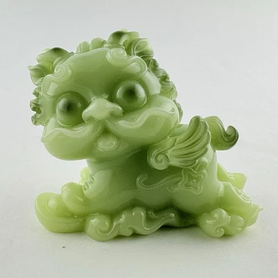 Estatuilla tallada de jade artificial de resina china estatua verde Foto 1 de 4