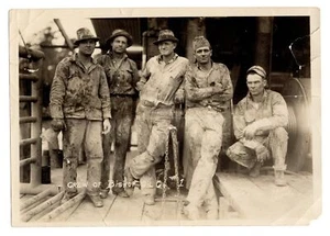 Foto Crew von Bishop Oil Co. #1: Ölfeldarbeiter auf einer Bohranlage um 1930 - Bild 1 von 2