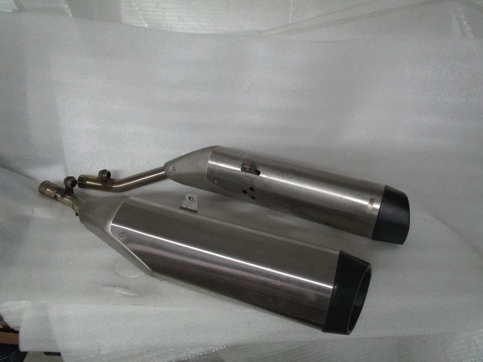 BMW K1600GT 2017 silenciadores OEM Foto 1 de 4