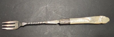 Antiguo HORQUILLA OLIVA ENCURTIDO Tallado Madreperla Mango Plateado EP Sheffield Foto 1 de 4