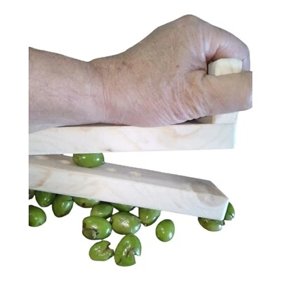  SCHIACCIA  OLIVE ARTIGIANALE  IN  LEGNO,FACILE,UTILE USARE, VELOCE DA PULIRE . - Image 1 of 4