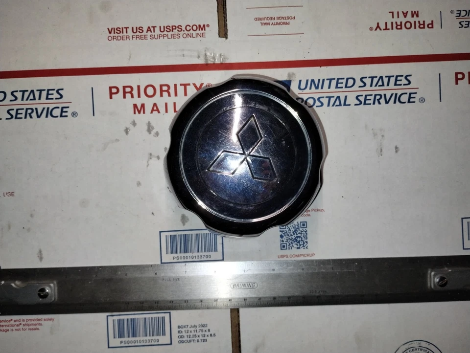 Tapacubos central de rueda OEM Mitsubishi Montero Pajero Sport  Foto 1 de 2