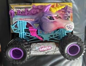 2025 Spin Master Monster Jam Sparkle Smash 24th Scale - Bild 1 von 1