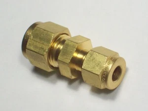 1- Swagelok Brass Reducing Union,  3/8" OD Tube x 1/4" OD Tube, B-600-6-4 - Picture 1 of 3