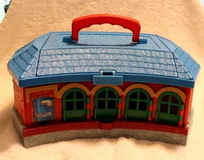Estuche de transporte Thomas the Train & Friends Take Along Play Roundhouse Station 2002 Foto 1 de 4