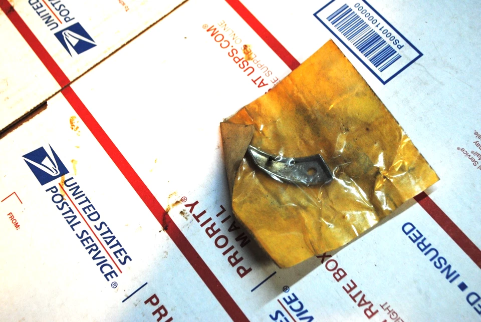 NOS MOPAR 1973 74 75 PLYMOUTH SCAMP DODGE DARDO INFERIOR ESQUERDO "A" POST MLDG 3749383 - Imagem 1 de 1