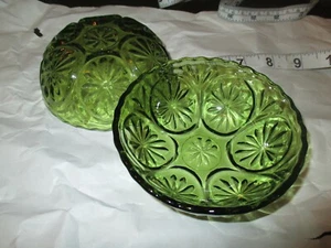 2 bordes festoneados vintage de vidrio prensado verde oliva con patrón Starburst de 4" (9) - Imagen 1 de 3