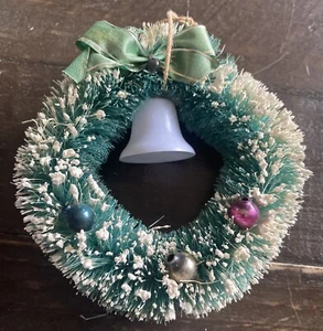 Vtg 4” Bottle Brush Green Wreath W/snow, Mercury Beads, Ribbon & Plastic Bell - Picture 1 of 7