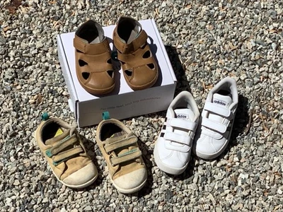 (2) Pares de Diez Zapatos para Niños Pequeños Gris Talla US 7 + Tenis Adidas Talla 7  Foto 1 de 3