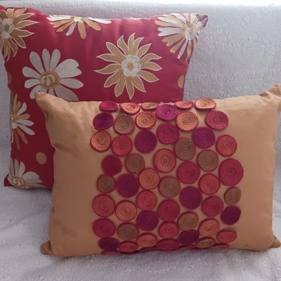 Диванные подушки Pier 1. Комплект из 2, золото/красные. Шелк, вышитый идеально подходит для осени! - Изображение 1 из 4