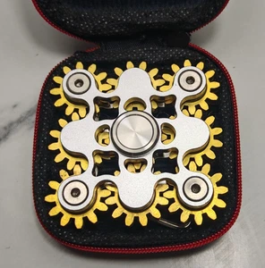 METAL FIDGET SPINNER FEATURING A UNIQUE GEAR LINKAGE DESIGN NEW IN CASE - Picture 1 of 4