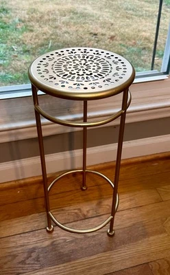 波西米亚金色植物架,顶部有孔眼风格镂空(20 英寸 - 高度) — 第 1/4 张图片