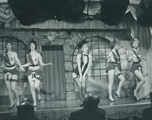Sylvia Syms Unsigned photo - The Queen - Donation to Cancer Charity *56 - Imagen 1 de 1