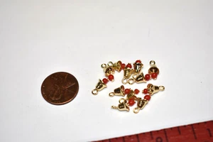 VINTAGE 12 PICCOLE CAMPANE PICCOLE OTTONE METALLO con perlina rossa *NO SUONO*5mm campana - Foto 1 di 1