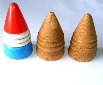 Alte Peitschenkreisel 3 Stk Holz Kreisel teils bunt Metallspitze od Rohling DDR - Bild 1 von 3