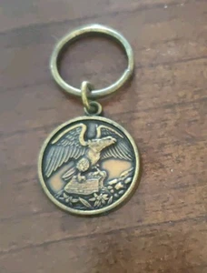 Vintage Messing Adler rund Metall Schlüsselanhänger mit Patina - Bild 1 von 3