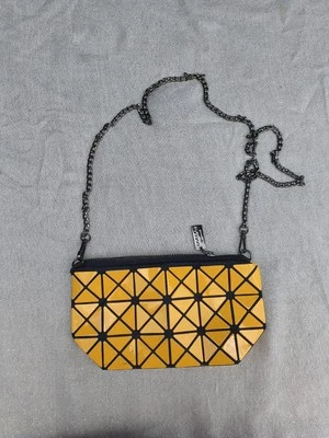 Bolso de hombro geométrico amarillo Bao Bao ISSEY MIYAKE Foto 1 de 4