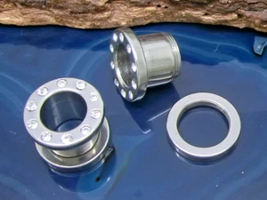 1 Pezzo Flesh Tunnel Ø 10mm Filettatura a Vite Ear Plug Acciaio Cristallo Chiaro - Foto 1 di 2