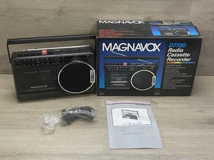 Magnavox AM/FM RADIO CASSETTE PLAYER D7180 Neu Open Box - Bild 1 von 19