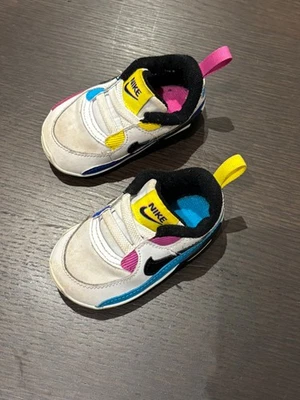 耐克婴儿床鞋,尺寸 3c - 男女皆宜 - 白色、粉色和蓝色 — 第 1/3 张图片