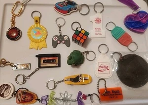 Konvolut Vintage Schlüsselanhänger Keychains Rubik Würfel Kassette Band Werbung 80er 90er - Bild 1 von 7